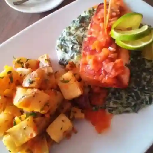 Salmon En Salsa De Tomates Asados