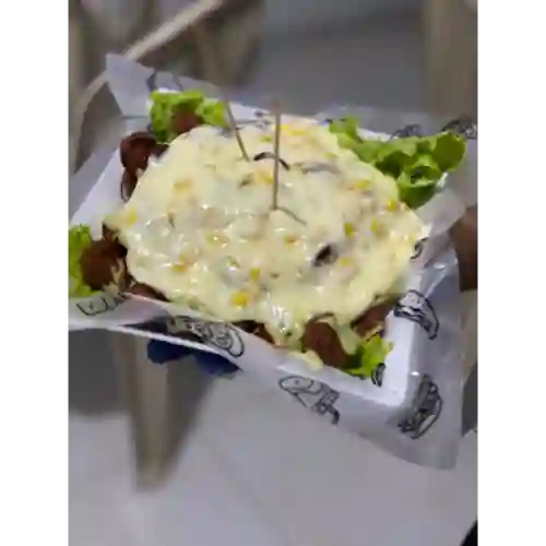 Salchipapa Queso y Tocineta Mediana