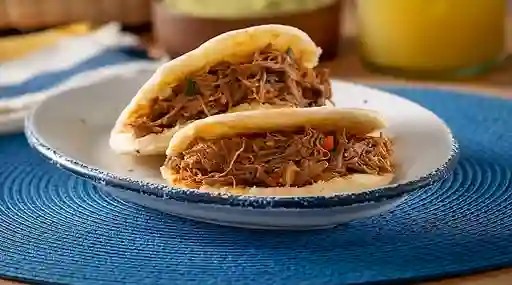 Arepa Cuadrada de Carne y Queso