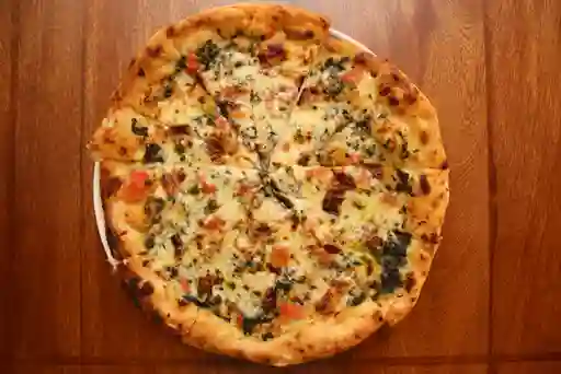 Pizza Tres Quesos con Espinaca Cremosa