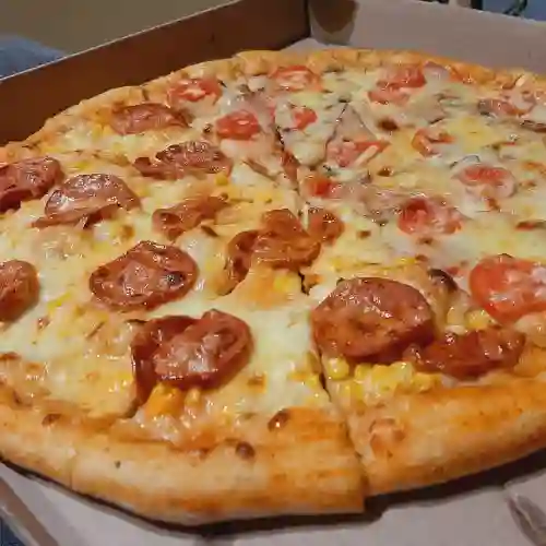 Pizza Pepperoni con Jamón y Queso