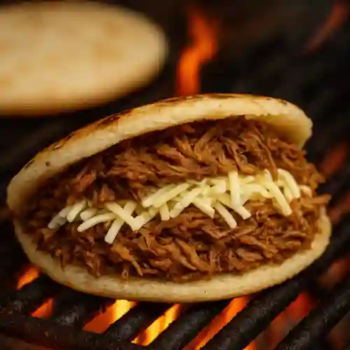 Arepa Paisa con Carne y Queso