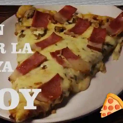 Porción de pizza champiñon tocineta