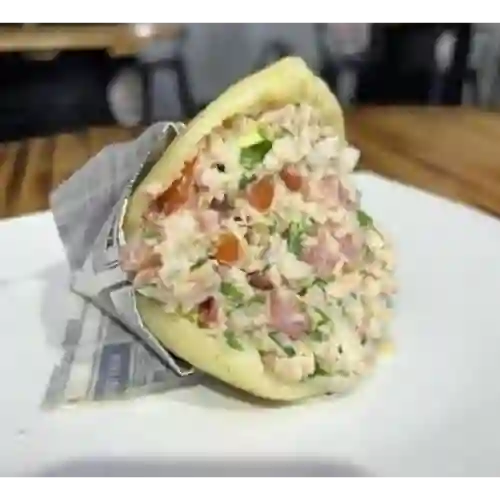 Arepa con Ensalada de Atún