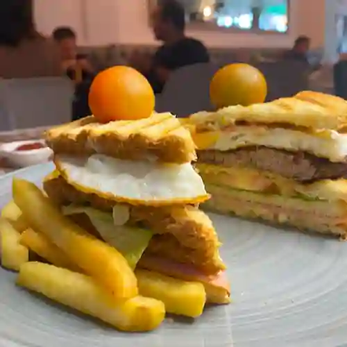 Club Sándwich de Lomo