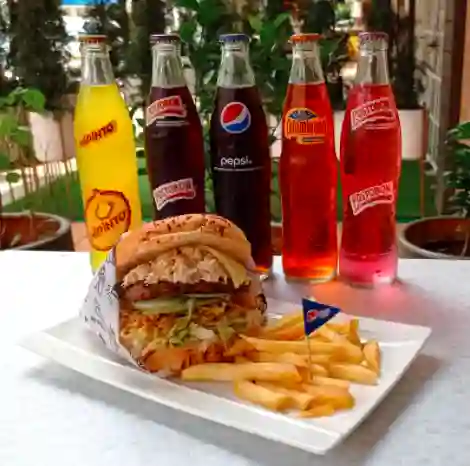 Hamburguesa Mega Mixta + Gaseosa Postobón 350 ml
