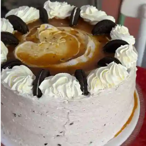 Porción torta oreo - caramelo salado
