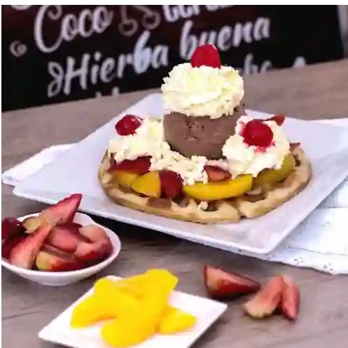 Wafle con Helado y Frutas