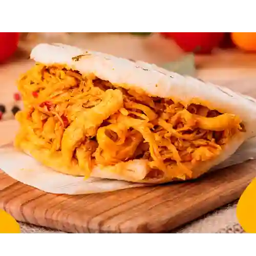 Arepa Rellena de Pollo Desmechado