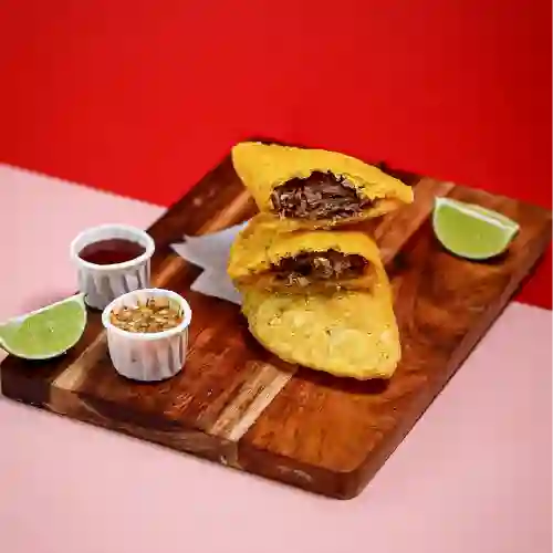 2 Empanadas de Carne