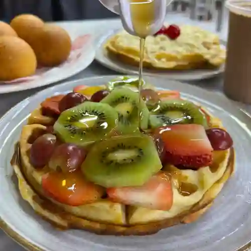 Waffle de Almojabana con Fruta