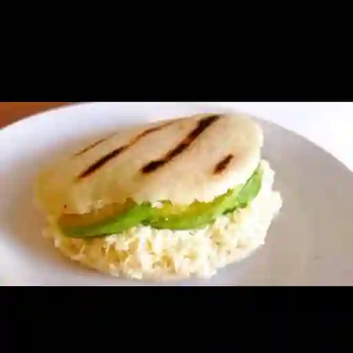 Arepa con queso blanco y aguacate