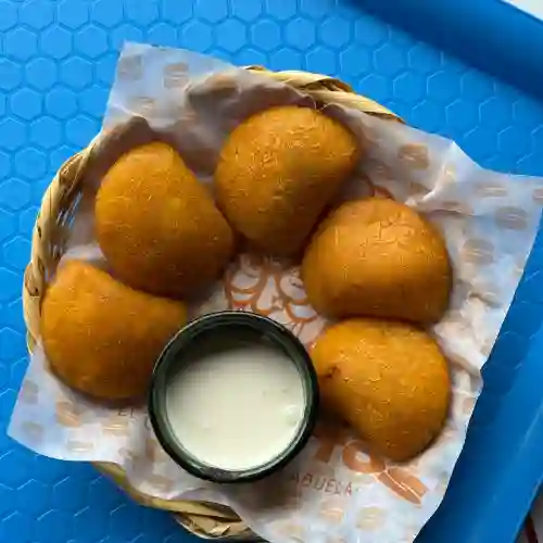 Empandas con Queso y Bocadillo
