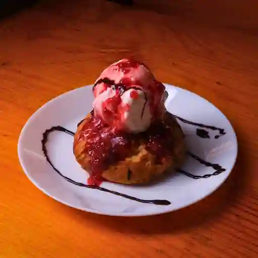 Nuez con helado y almíbar
