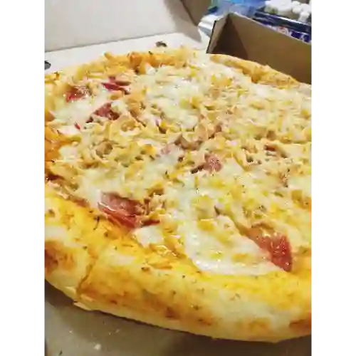 Pizza de Salami con Pollo