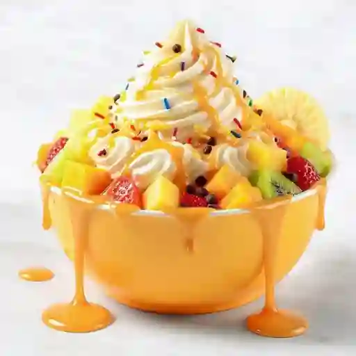 Ensalada de Fruta con una Bola de Helado