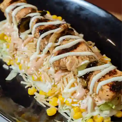 Pincho de Pollo Sobre Mazorca