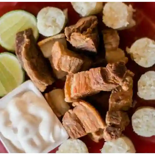 Pica de Chicharrón con Bollo