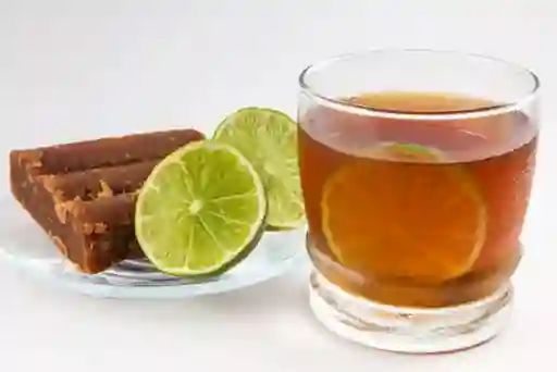 Agua E' Panela con Limón
