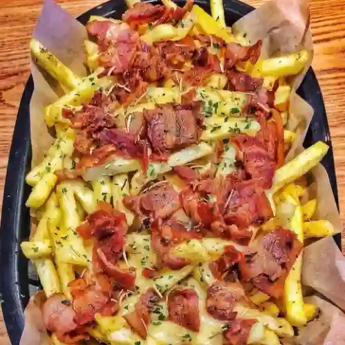 Papas con Cheddar y Tocineta