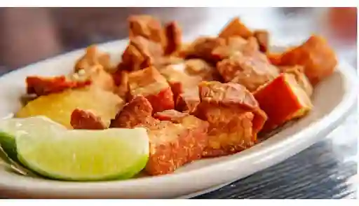 Salchipapa con Chicharrón