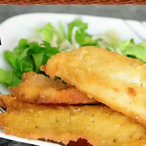 Tilapia apanada con ensalada