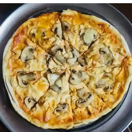 Pizza Mediana Pollo y Champiñones