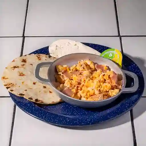 Huevo con Jamón , Arepa y Quesito