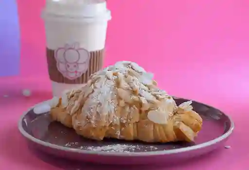 Croissant con Chai Latte 12 Oz