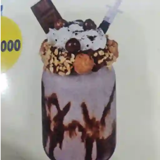 Malteada con toppings de chocolate