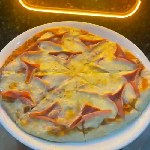 Pizza Jamón y Queso