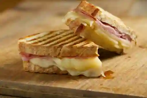 Sandwich Jamón y Queso + Bebida