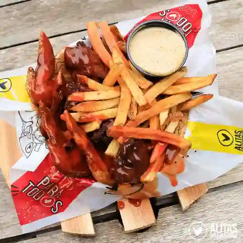 8 Alitas Bañadas en Salsa Bbq con Papas