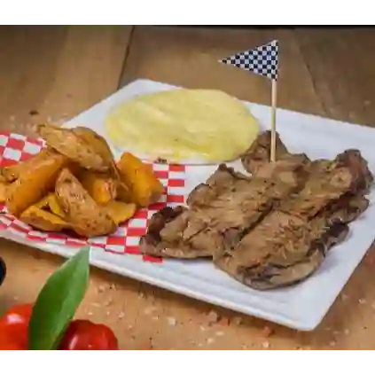 Carne Asada de Cerdo con Arepa y Queso.