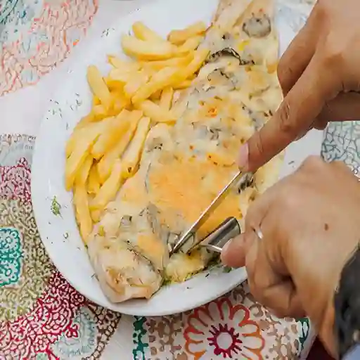 Pechuga Gratinada con Champiñones
