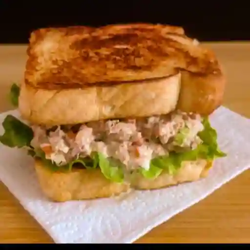 Sandwich de ensalada de atún