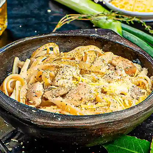 Pasta alfredo y bebida