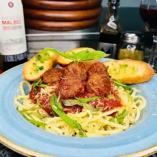 Spaghetti Napolitano con Albóndigas
