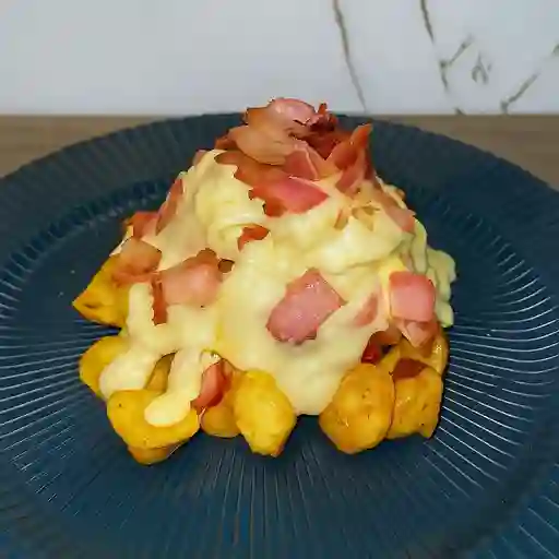 Salchipapa personal gratinada, tocineta