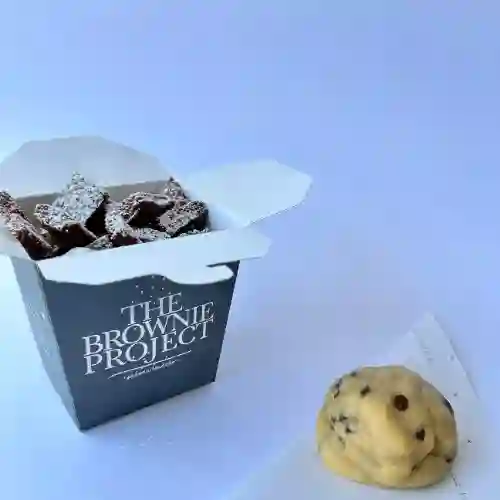 la Súper Cajita + Galleta Chips Rellena de Brownie Grande