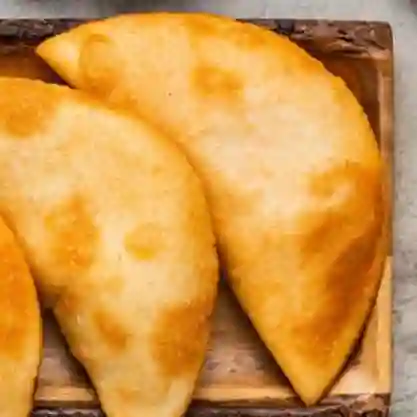 Mega Empanada Mixta con Queso