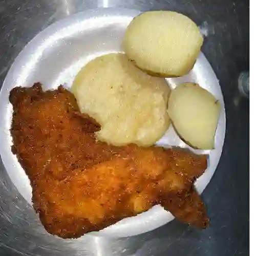 Alita de Pollo Papa Cocida y Arepa