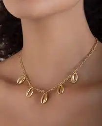 Collar Con Dijes De Conchas Amarillo Dorado Oscuro Mujer Naf Naf