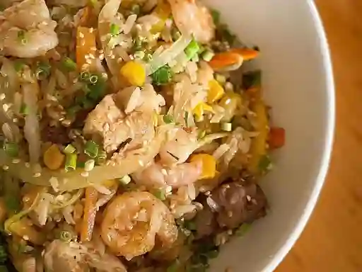 Yakimeshi con pollo o tocineta