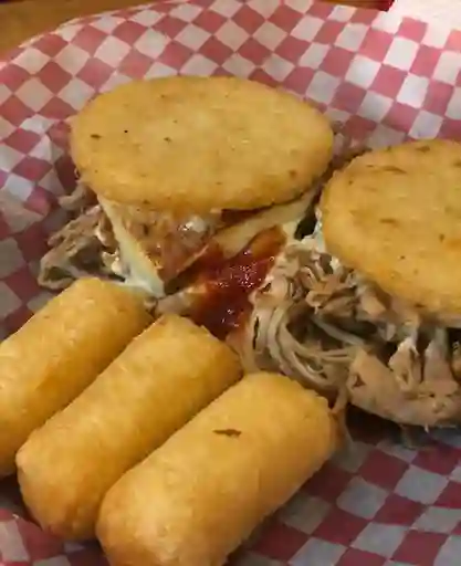 2 Arepas Rellenas y 3 Tequeños