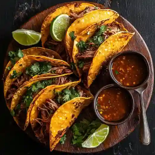 Taco birria y chicharrón