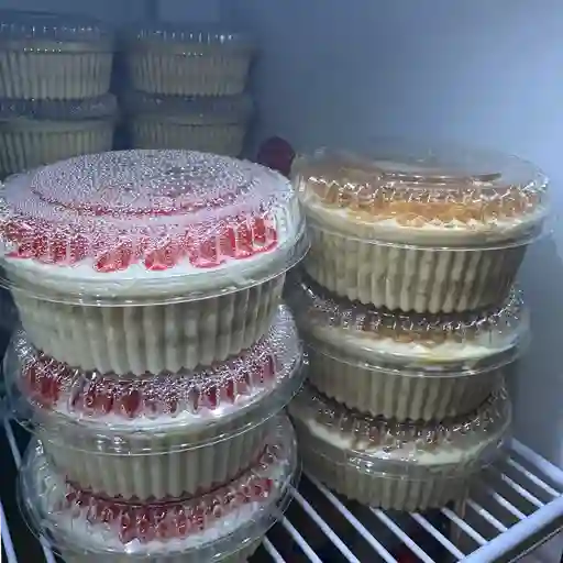 Postres de arequipe y glaseado de fresa