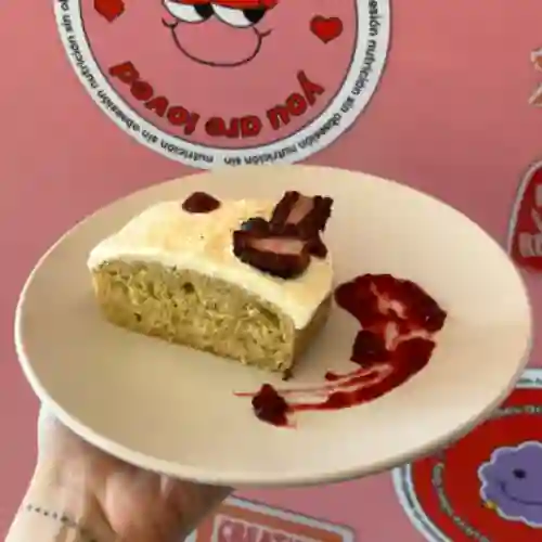 Porción de Torta Tres Leches con Frutos