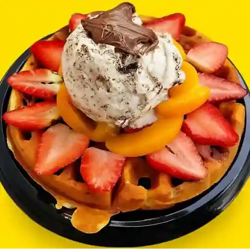 Waffles con Helado y Frutas