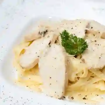Pasta con Salsa Alfredo con Pollo